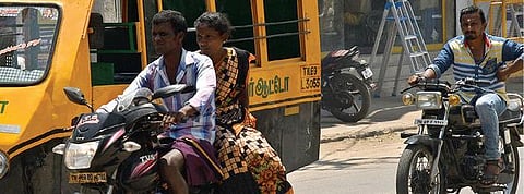 தமிழகத்தில் கரோனா பாதிப்பு மீண்டும் அதிகரிக்கும் நிலையில் தூத்துக்குடியில் முகக்கவசம் அணியாமல் வாகனங்களில் மக்கள் பயணித்தனர். படம்: என்.ராஜேஷ்