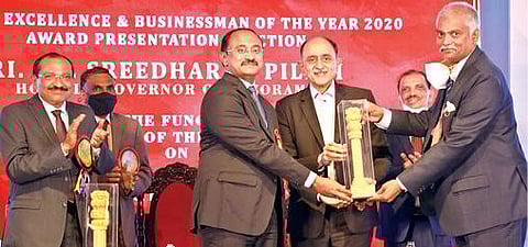 கேரள மாநிலம் கொச்சியில் நடைபெற்ற விழாவில் தமிழ்நாடு மெர்க்கன்டைல் வங்கிக்கு பழமையான தனியார் வங்கி பிரிவில் தேசிய அளவில் 2-வது சிறந்த வங்கி விருதை பெடரல் வங்கி நிர்வாக இயக்குநர் ஷியாம் சீனிவாசன் வழங்கினார்.