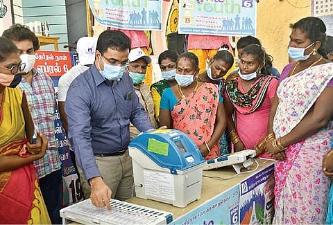 தூத்துக்குடி வஉசி கல்லூரியில் நடைபெற்ற விழிப்புணர்வு நிகழ்ச்சியில் மின்னணு வாக்குப்பதிவு இயந்திரத்தில் வாக்களிப்பது குறித்து திருநங்கைகளுக்கு ஆட்சியர் செந்தில் ராஜ் செயல்முறை விளக்கம் அளித்தார். படம்: என்.ராஜேஷ்