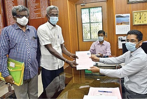 தூத்துக்குடி சட்டப்பேரவை தொகுதியில் சுயேச்சையாக போட்டியிட பாஜக முன்னாள் நிர்வாகி ஏ.ராஜவேல், தொகுதி தேர்தல் நடத்தும் அலுவலரான சார் ஆட்சியர் சிம்ரோன் ஜீத் சிங் கலோனிடம் வேட்புமனுத் தாக்கல் செய்தார். படம்: என்.ராஜேஷ்