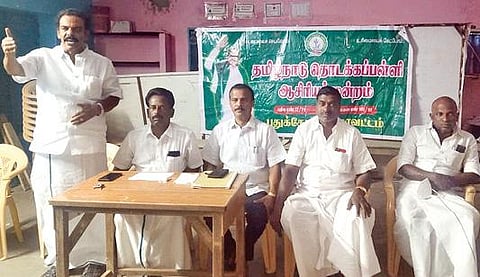 புதுக்கோட்டையில் நேற்று நடைபெற்ற தொடக்கப்பள்ளி ஆசிரியர் மன்ற கூட்டத்தில் பேசுகிறார் அதன் மாநில பொதுச் செயலாளர் நா.சண்முகநாதன்.