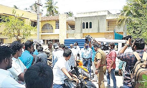 போடியில் துணை முதல்வர் ஓ.பன்னீர்செல்வத்தின் அலுவலகம் முன் வாகன சோதனை நடத்திய பறக்கும் படை அதிகாரிகள்.