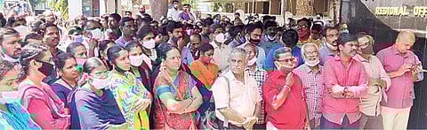 மதுரை அண்ணா நகரில் உள்ள ஐஓபி மண்டல அலுவலகம் முன் ஆர்ப்பாட்டம் செய்த வங்கி தொழிற்சங்கங்களின் ஒருங்கிணைப்பு குழுவினர்.