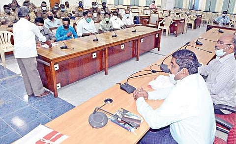 ஈரோடு மாவட்டத்தில் தேர்தல் பணிக்காக கூடுதலாக நியமிக்கப்பட்டுள்ள நிலையான கண்காணிப்புக் குழு, மேற்கொள்ள வேண்டிய தேர்தல் பணிகள் குறித்த பயிற்சி வகுப்பில் மாவட்ட தேர்தல் அலுவலர் சி.கதிரவன் பேசினார்.