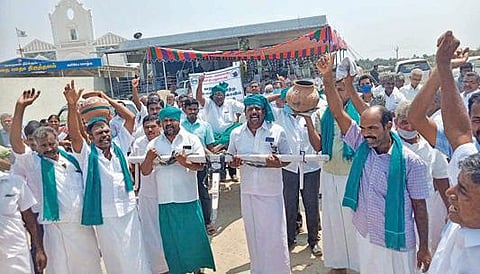 வேட்பாளரை மாட்டு வண்டியில் அமரவைத்து 2. கி.மீ. இழுத்துவந்து விவசாயிகள் மனு தாக்கல்