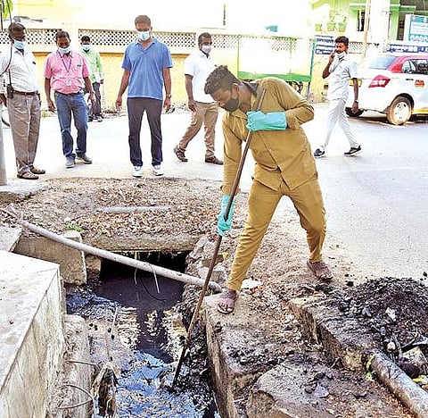 கோவை சாய்பாபா காலனி கே.கே.புதூர் பகுதியில் நடைபெற்ற தூய்மைப் பணிகளை நேற்று ஆய்வு செய்த மாநகராட்சி ஆணையர் பெ.குமாரவேல் பாண்டியன்.