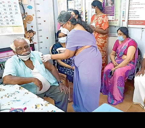 நாடு முழுவதும் 2-ம் கட்டமாக 45 வயதுக்கு மேற்பட்ட இணை நோய் உள்ளவர்களுக்கு கரோனா தடுப்பூசி போடப்பட்டு வருகிறது. சென்னை டிவிஎஸ் காலனியில் உள்ள பொது சுகாதார மையத்தில் நேற்று தடுப்பூசி போட்டுக் கொண்ட பொதுமக்கள். படம்: கே. பிச்சுமணி