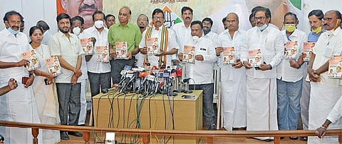 சட்டப்பேரவைத் தேர்தலுக்கான காங்கிரஸ் கட்சியின் தேர்தல் அறிக்கையை தமிழக காங்கிரஸ் தலைவர் கே.எஸ்.அழகிரி சென்னை சத்தியமூர்த்தி பவனில் நேற்று வெளியிட்டார். உடன், அகில இந்திய காங்கிரஸ் செயலாளர் வல்ல பிரசாத், முன்னாள் மாநிலத் தலைவர் கே.வீ.தங்கபாலு, திருநாவுக்கரசர் எம்.பி. உள்ளிட்ட நிர்வாகிகள்.படம்: ம.பிரபு