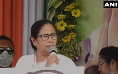 கரோனா பரவல் பிரதமர் மோடி ஆலோசனை கூட்டத்தை புறக்கணிக்க மம்தா பானர்ஜி முடிவு