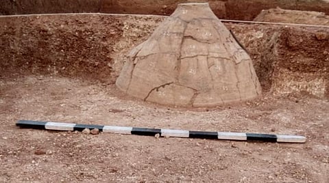 கொந்தகை அகழாய்வில் கிடைத்த மூடியநிலையில் உள்ள முதுமக்கள்தாழி.