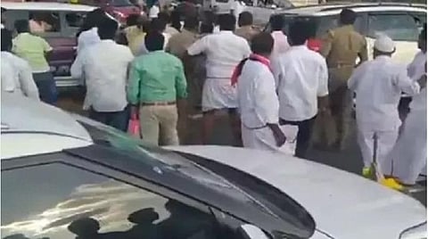 வேட்புமனு தாக்கலுக்கு பின் திமுகவினர் மோதல்: முதுகுளத்தூரில் 2 பேருக்கு மண்டை உடைப்பு