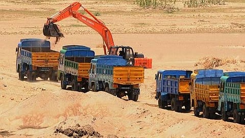 ஆன்லைன் மணல் விற்பனையில் பொதுமக்களுக்கு முன்னுரிமை வழங்க வேண்டும்: உயர் நீதிமன்றம் உத்தரவு