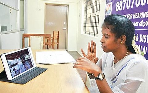 தி.மலை மாவட்ட ஆட்சியர் அலுவலகத்தில் உள்ள தேர்தல் கட்டுப்பாட்டு அறையில் காணொலி வாயிலாக மாற்றுத்திறனாளி வாக்காளர்களுக்கு வாக்களிப்பது குறித்து விழிப்புணர்வு பயிற்சி அளிக்கப்பட்டது.