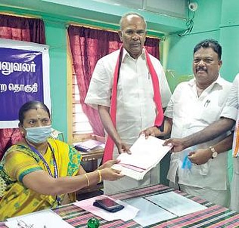 திருநெல்வேலி தொகுதி திமுக வேட்பாளர் ஏ.எல்.எஸ். லெட்சுமணன் மனு தாக்கல் செய்தார். (அடுத்த படம்) பாளையங்கோட்டை தொகுதி திமுக வேட்பாளர் மு. அப்துல் வகாப் வேட்புமனு தாக்கல் செய்தார். (கடைசி படம்) ராதாபுரம் தொகுதி திமுக வேட்பாளர் மு. அப்பாவு வேட்பு மனு தாக்கல் செய்தார். படங்கள்: மு.லெட்சுமி அருண்