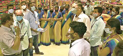 தூத்துக்குடியில் உள்ள ஜவுளிக் கடையில் மாநகராட்சி மேற்கு மண்டல சுகாதார அலுவலர் ஸ்டாலின் பாக்கியநாதன் தலைமையிலான குழுவினர் ஆய்வு செய்தனர். படம்: என்.ராஜேஷ்