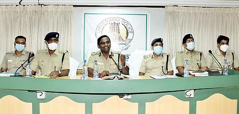 தேர்தல் பாதுகாப்பு குறித்து திருநெல்வேலியில் தென்மண்டல காவல்துறை தலைவர் முருகன் தலைமையில் ஆலோசனைக் கூட்டம் நடைபெற்றது. படம்: மு.லெட்சுமி அருண்