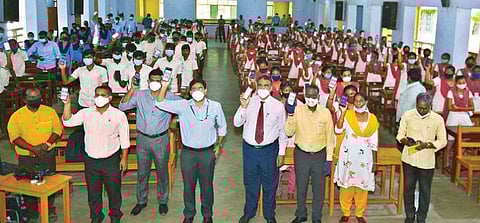 வாக்காளர் விழிப்புணர்வு தொடர்பான நிகழ்ச்சி தேர்தல் நடத்தும் அலுவலர் வே.விஷ்ணு தலைமையில் பாளையங்கோட்டை தூய யோவான் கல்லூரியில் நடைபெற்றது. படம்: மு.லெட்சுமி அருண்