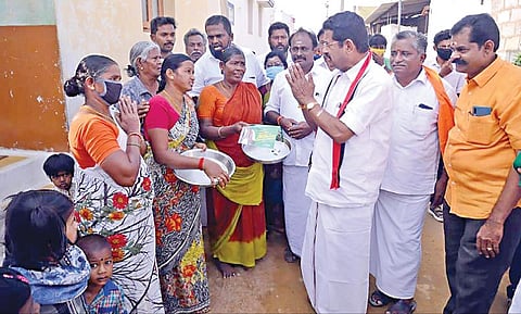 ஈரோடு மேற்கு தொகுதி அதிமுக வேட்பாளர் கே.வி.ராமலிங்கம், காசிபாளையம் பகுதியில் நேற்று வாக்கு சேகரித்தார்.