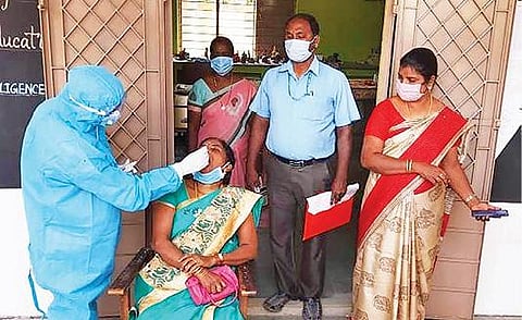 விழுப்புரம் அரசு மகளிர் மேல்நிலைப் பள்ளியில் பணியாற்றும் ஆசிரியை ஒருவருக்கு கரோனா பரிசோதனை மேற்கொள்ளப்படுகிறது.