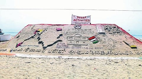 மரக்காணம் அருகே அனுமந்தையில் உள்ள அரசு மேல்நிலைப்பள்ளி சார்பில் கடற் கரையோரம் அமைக்கப்பட்ட மணல் சிற்பம்.