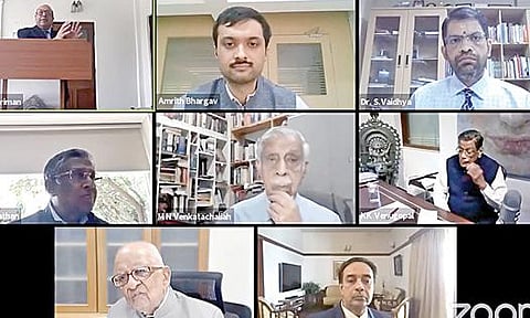 தஞ்சாவூர் சாஸ்த்ரா நிகர்நிலை பல்கலைக்கழகம் சார்பில் நடைபெற்ற இணைய வழி சொற்பொழிவில் பங்கேற்றோர்.