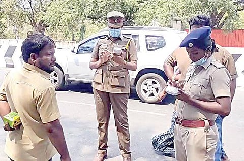 செங்கல்பட்டில் முகக்கவசம் அணியாதவர்களுக்கு, போலீஸார் அபராதம் விதித்தனர்.