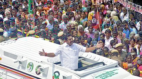 தஞ்சாவூர் மாவட்டம் திருவையாறில் நேற்று பிரச்சாரத்தில் ஈடுபட்ட முதல்வர் பழனிசாமி: படம்: எம்.நாத்