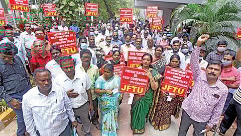 பொதுத்துறை காப்பீட்டு நிறுவனங்களை தனியார்மயமாக்கும் மத்திய அரசின் நடவடிக்கையைக் கண்டித்து, காப்பீட்டு நிறுவன ஊழியர்கள் சென்னை நுங்கம்பாக்கம் யுனைடெட் இந்தியா கல்வி மையம் முன்பாக நேற்று கண்டன ஆர்ப்பாட்டத்தில் ஈடுபட்டனர். படம்: ம.பிரபு