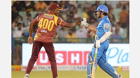 சச்சின் அரை சதம் அடித்தபோது ஊக்கப்படுத்திய லாரா : படம் உதவி | ட்விட்டர்.