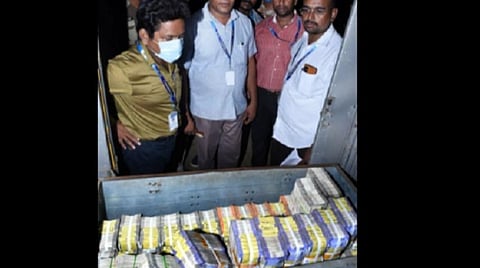 புதுச்சேரி தேர்தல் துறையனர் வாகன சோதனையின்போது உரிய ஆவணம் இன்றி எடுத்து சென்ற 2கோடி ரூபாய் பணத்தை பறிமுதல் செய்தனர்.படங்கள்.எம்.சாம்ராஜ்