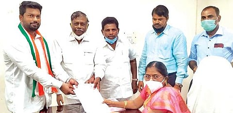 கோவில்பட்டி தொகுதி மார்க்சிஸ்ட் வேட்பாளர் கே.சீனிவாசன் கோட்டாட்சியர் அலுவலகத்தில் வேட்பு மனு தாக்கல் செய்தார். அருகில் கனிமொழி எம்.பி. (அடுத்த படம்) வைகுண்டம் தொகுதி காங்கிரஸ் வேட்பாளர் ஊர்வசி எஸ்.அமிர்தராஜ் வேட்பு மனு தாக்கல் செய்தார்.