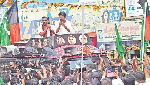 கிருஷ்ணகிரி 5 ரோடு ரவுண்டானா பகுதியில் காந்தி சாலையில் கிருஷ்ணகிரி தொகுதி திமுக வேட்பாளர் செங்குட்டுவனை ஆதரித்து பிரச்சாரம் மேற்கொண்ட அக்கட்சியின் மாநில இளைஞரணி செயலாளர் உதயநிதி ஸ்டாலின்.