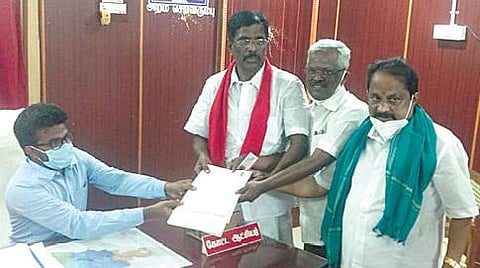 சிவகங்கை கோட்டாட்சியர் அலுவலகத்தில் தேர்தல் நடத்தும் அலுவலரிடம் வேட்புமனு அளித்த இந்திய கம்யூனிஸ்ட் வேட்பாளர் குணசேகரன். (வலது) போட்டி வேட்பாளராக சுயேச்சையாக மனு தாக்கல் செய்த விஸ்வநாதன்.