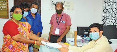 நிரவி - திருப்பட்டினம் தொகுதியில் சுயேச்சை வேட்பாளராக நேற்று வேட்பு மனுத்தாக்கல் செய்த எம்எல்ஏவும், திமுக தலைமை செயற்குழு உறுப்பினருமான கீதா ஆனந்தன்.