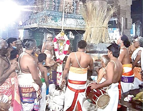 காஞ்சிபுரம் ஏகாம்பரநாதர் கோயில் பிரம்மோற்சவத்தை ஒட்டி நடைபெற்ற கொடியேற்றம்.