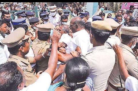 திருப்பூர் தெற்கு தொகுதி வேட்புமனு தாக்கலின்போது அமமுகவினர் - போலீஸார் இடையே தள்ளுமுள்ளு