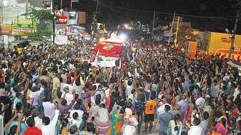 ஈரோடு சூரம்பட்டி பகுதியில் மக்கள் நீதி மய்யத் தலைவர் கமல்ஹாசன் பிரச்சாரம் மேற்கொண்டார்.
