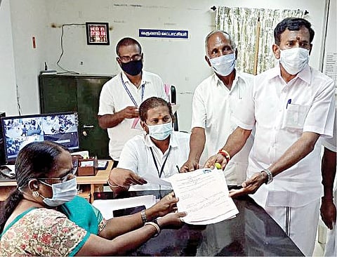 அதிமுகவில் வாய்ப்பு மறுக்கப்பட்ட பெருந்துறை எம்எல்ஏ தோப்பு வெங்கடாசலம், சுயேச்சையாகப் போட்டியிட நேற்று வேட்புமனு தாக்கல் செய்தார். (அடுத்த படம்) சேந்தமங்கலம் அதிமுக எம்எல்ஏவாக உள்ள சி.சந்திரசேகரன் நேற்று தேர்தல் நடத்தும் அலுவலரிடம் சுயேச்சையாக போட்டியிட வேட்புமனு தாக்கல் செய்தார்.