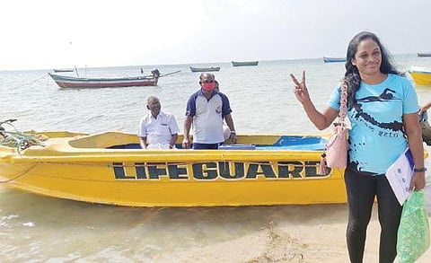 பாக் ஜலசந்தியை நீந்திக் கடப்பதற்காக ராமேசுவரத்தில் இருந்து படகில் புறப்பட்டுச் செல்வதற்கு முன்பு வெற்றிச் சின்னம் காட்டுகிறார் கோலி சியாமளா.