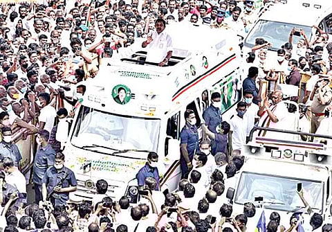 நாகப்பட்டினம் சட்டப்பேரவைத் தொகுதி அதிமுக வேட்பாளர் தங்க.கதிரவனை ஆதரித்து, நாகை அவுரித்திடலில் நேற்று பிரச்சாரம் செய்த முதல்வர் பழனிசாமி.