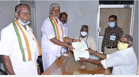 திருநள்ளாறு தொகுதியில் காங்கிரஸ் சார்பில் மீண்டும் போட்டியிட, தேர்தல் நடத்தும் அதிகாரி எஸ்.சுபாஷிடம் மனு தாக்கல் செய்த தற்போதைய எம்எல்ஏவும், முன்னாள் அமைச்சருமான ஆர்.கமலக்கண்ணன்