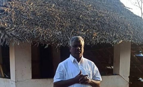 தன் வீட்டின் முன்பு வேட்பாளர் மாரிமுத்து.