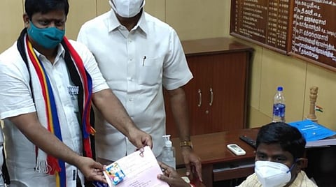 தி.மலை சட்டப்பேரவைத் தொகுதியில் பாஜக வேட்பாளரை எதிர்த்து அதிமுக வழக்கறிஞர் மனு தாக்கல்: கூட்டணியில் திடீர் குழப்பம்