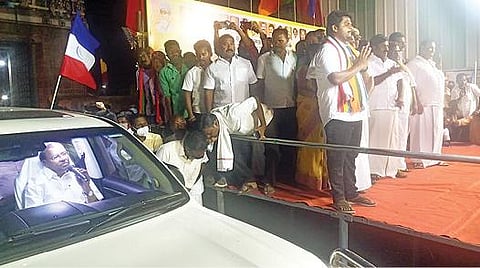 வந்தவாசி தேரடி அருகே பாமக வேட்பாளர் எஸ்.முரளி சங்கரை ஆதரித்து பேசும் பாமக நிறுவனர் ராமதாஸ்.