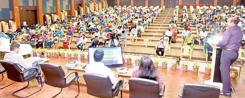 காட்பாடி விஐடி பல்கலைக்கழக வளாகத்தில் உள்ள அண்ணா அரங்கில் நுண் பார்வையாளர்களுக்கான பயிற்சி வகுப்பு நடைபெற்றது. இதனை, மாவட்ட ஆட்சியர் சண்முக சுந்தரம் தொடங்கி வைத்து பேசினார். படம்: வி.எம்.மணிநாதன்.