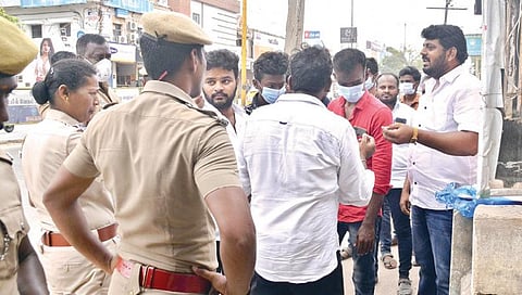 வேட்புமனு தாக்கல் செய்வதற்கு கடைசி நாளான நேற்று சுயேச்சைகள் ஆர்வமுடன் மனுத்தாக்கல் செய்தனர். பாளையங்கோட்டை தொகுதியில் போட்டியிட திருநெல்வேலி மாநகராட்சி அலுவலகம் முன் தங்கள் ஆதரவாளர்களுடன் குவிந்த சுயேச்சை வேட்பாளர்கள். படம்: மு. லெட்சுமி அருண்.