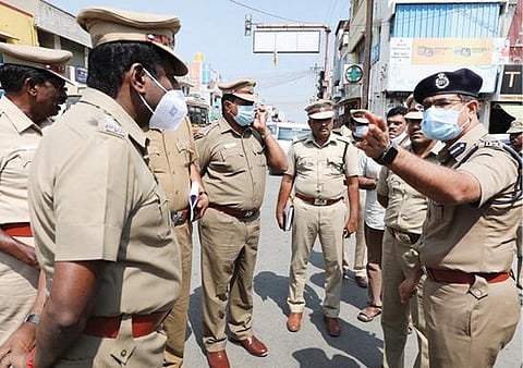 கிருஷ்ணகிரி மாவட்டத்தில் நாளை முதல்வர் பிரச்சாரம் மேற்கொள்ள உள்ளதையொட்டி, பாதுகாப்பு ஏற்பாடுகளை சேலம் சரக டிஐஜி பிரதீப்குமார் நேற்று ஆய்வு செய்தார். அருகில் எஸ்பி பண்டிகங்காதர்.