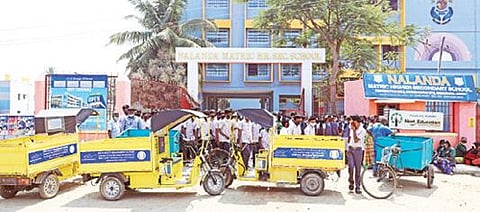 கிருஷ்ணகிரியில் உயர்த்தப்பட்ட கட்டிட வரியை வசூலிக்க, தனியார் பள்ளியின் முன்பு குப்பை வண்டிகளை நிறுத்தி, காத்திருந்த தூய்மைப் பணியாளர்கள்.