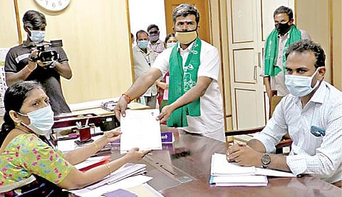 கோபி தொகுதியில் போட்டியிட கட்சி சார்பற்ற தமிழக விவசாயிகள் சங்கம் சார்பில் மூர்த்தி வேட்புமனு தாக்கல் செய்தார்.