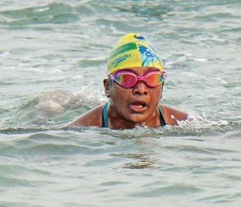 தலைமன்னார் முதல் தனுஷ்கோடி வரை பாக் ஜலசந்தி கடலை நீந்தி சியாமளா கோலி சாதனை: முதல் இந்திய பெண் என்ற பெருமையை பெற்றார்